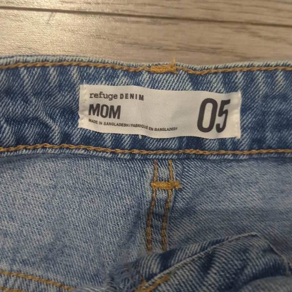 Refuge Women's Relaxed fit Distressed Mom Denim Jeans - Size 5 Like New - Picture 4 of 6